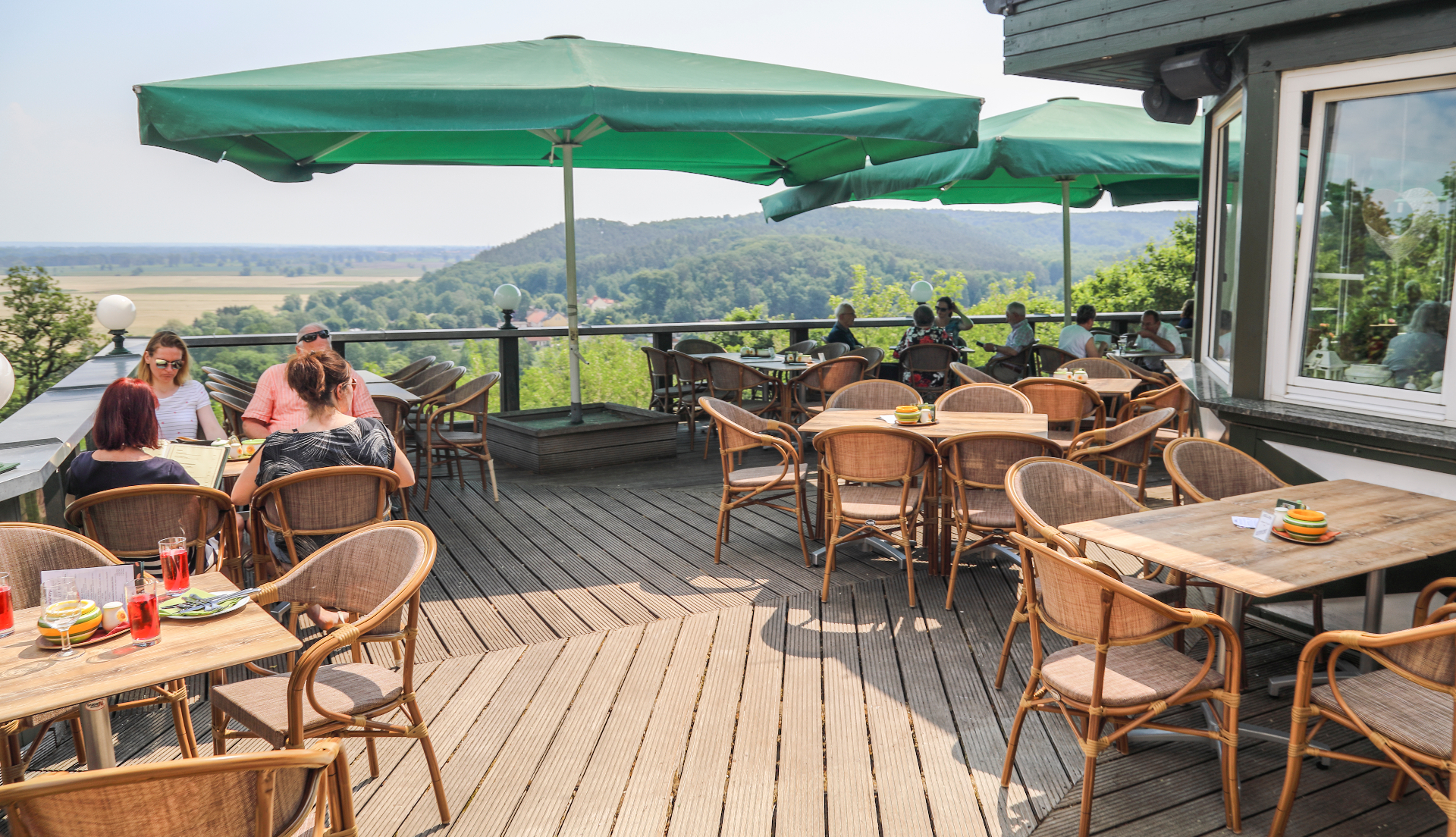 Panoramaterrasse des Restaurants Carlsburg mit Blick ins Tal